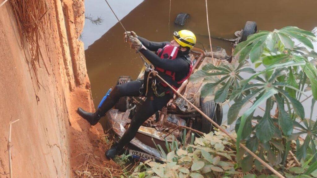 BOMBEIROS LEVAM 8 HORAS PARA RESGATAR MOTORISTA MORTO EM ACIDENTE