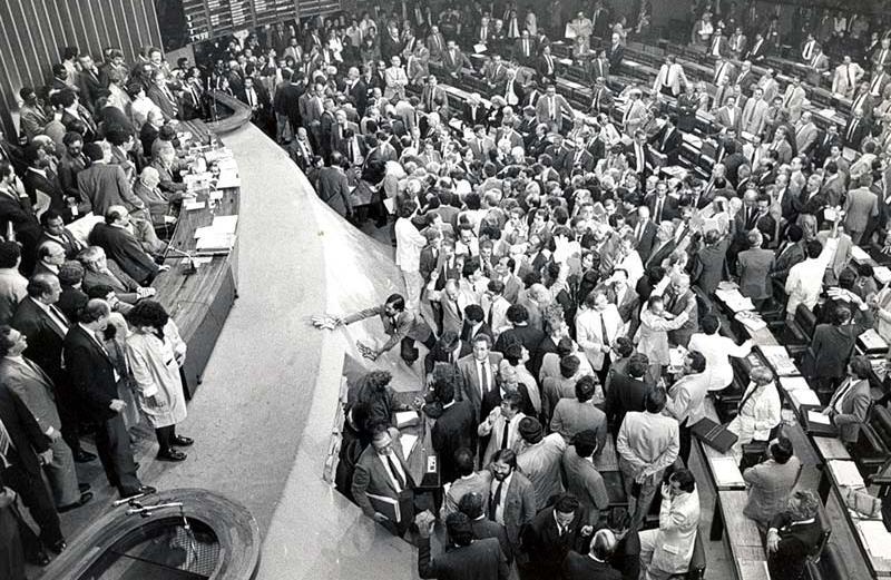 BRASIL COMEMORA 35 ANOS DA PROMULGAÇÃO DA CONSTITUIÇÃO FEDERAL NESTA QUINTA-FEIRA