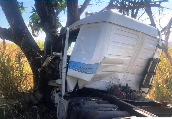 CAMINHONEIRO MORRE EM GRAVE ACIDENTE NA BR-354 PRÓXIMO À ESCOLA AGRÍCOLA