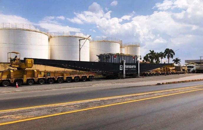 CARRETA GIGANTE AGUARDA AUTORIZAÇÃO PARA SEGUIR VIAGEM DE PATOS DE MINAS A ARINOS