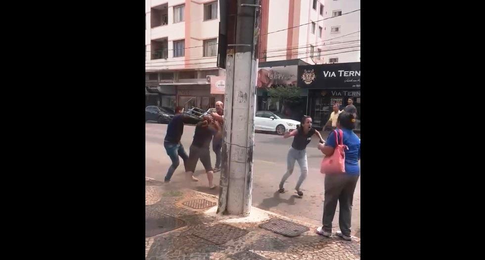 DESENTENDIMENTO EM COMPRA DE CARRO TERMINA EM PANCADARIA NO CENTRO DE PATOS MINAS