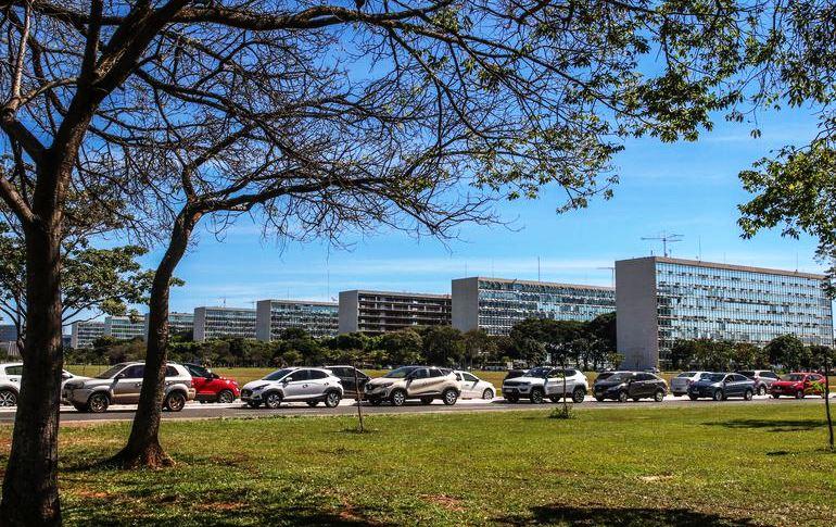 NEGROS SÃO MINORIA E TÊM MENORES SALÁRIOS NO SERVIÇO PÚBLICO FEDERAL