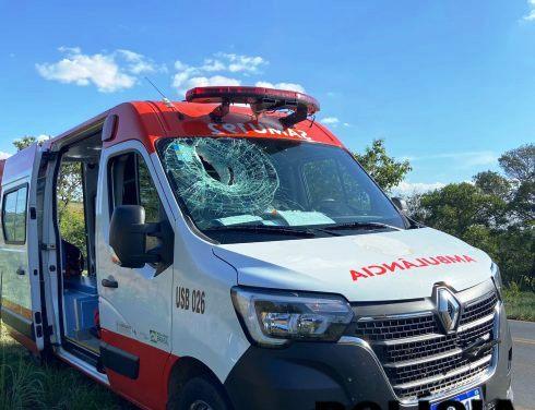 OBJETO DESPRENDE DE CARRETA, ACERTA AMBULÂNCIA E FERE PASSAGEIRO NA MGC-354