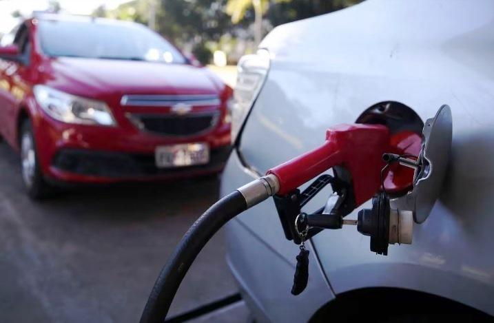 PREÇO DA GASOLINA CAI E O DO DIESEL SOBE NAS REFINARIAS DA PETROBRAS
