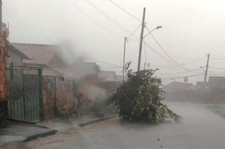 TEMPORAL PROVOCA ESTRAGOS EM VÁRIOS SETORES URBANOS EM PRESIDENTE OLEGÁRIO