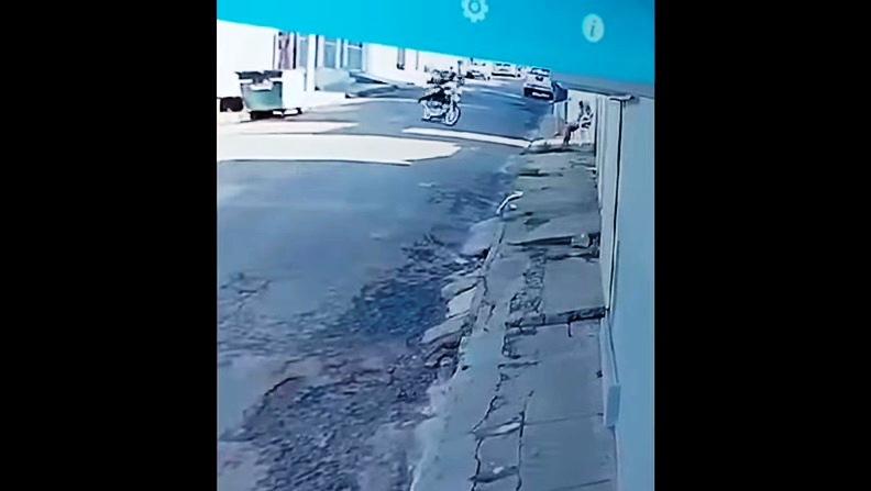 VÍDEO: MOTOCICLISTA EMPINA MOTO E ATINGE IDOSOS NA CALÇADA EM CARMO DO PARANAÍBA