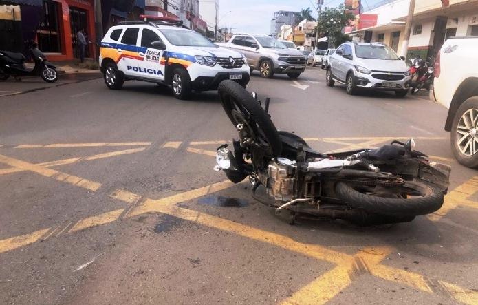 VÍDEO: MOTOCICLISTA FICA GRAVEMENTE FERIDA APÓS COLISÃO COM CARRO EM PATOS DE MINAS