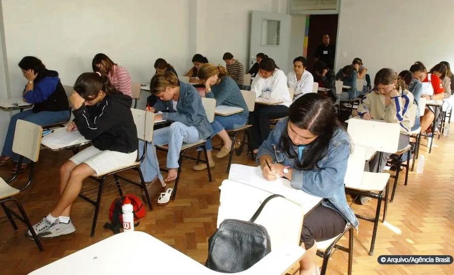 ENEM: PARTICIPAÇÃO DE ALUNOS DA REDE PÚBLICA NO FIM DO ENSINO MÉDIO DESPENCA