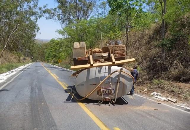 MOTORISTA PERDE CONTROLE E CAMINHÃO LEITEIRO CAPOTA NA SERRA DO INDAIAZINHO
