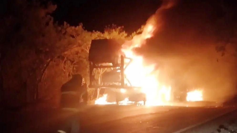 VÍDEO: CEGONHEIRA PEGA FOGO E 11 VEÍCULOS ZERO QUILÔMETRO FICAM DESTRUÍDOS