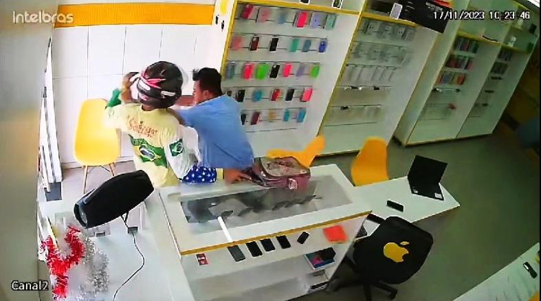VÍDEO: DONO REAGE E IMPEDE ASSALTO A LOJA DE CELULAR EM PATOS DE MINAS