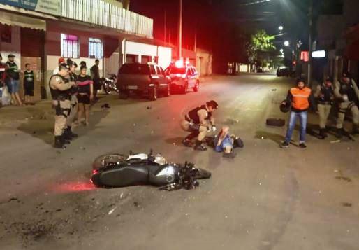 VÍDEO: MOTOCICLISTA FOGE DA POLÍCIA E PROVOCA ACIDENTE EM PATOS DE MINAS