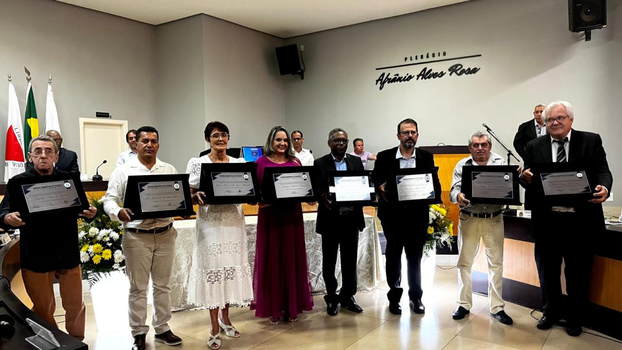 AGRACIADOS RECEBEM ‘TÍTULO DE CIDADÃO HONORÁRIO’ DA CÂMARA MUNICIPAL DE VAZANTE