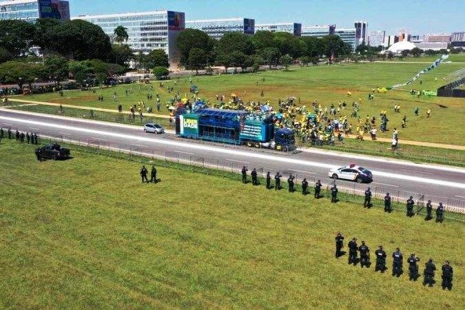 BOLSONARISTAS FAZEM ATO ESVAZIADO CONTRA A INDICAÇÃO DE FLÁVIO DINO AO STF