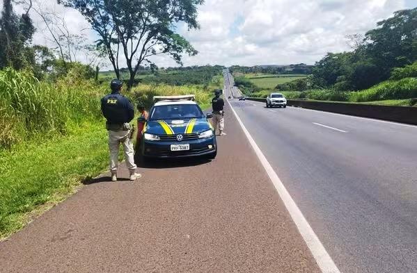MULHER COM TRANSTORNOS MENTAIS É RESGATADA NUA EM RODOVIA POR AGENTES DA PRF