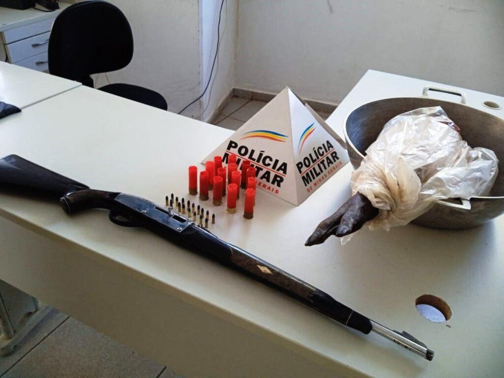 POLÍCIA AMBIENTAL FLAGRA CAÇADORES ILEGAIS EM ÁREA DE FAZENDA EM VAZANTE