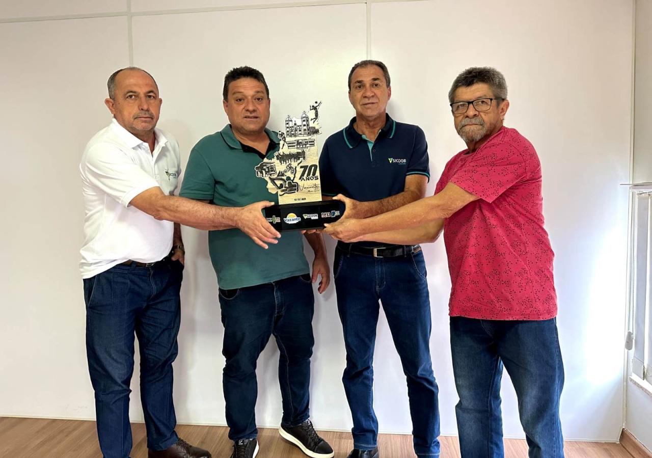 PRESIDENTE DO SICOOB CREDIVAZ É HOMENAGEADO POR APOIAR E INCENTIVAR O ESPORTE EM VAZANTE
