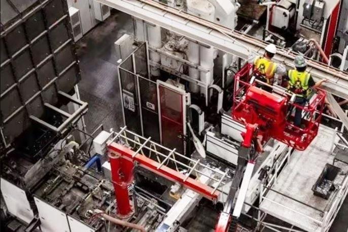 ROBÔ ‘ATACA’ ENGENHEIRO EM FÁBRICA DA TESLA NOS ESTADOS UNIDOS