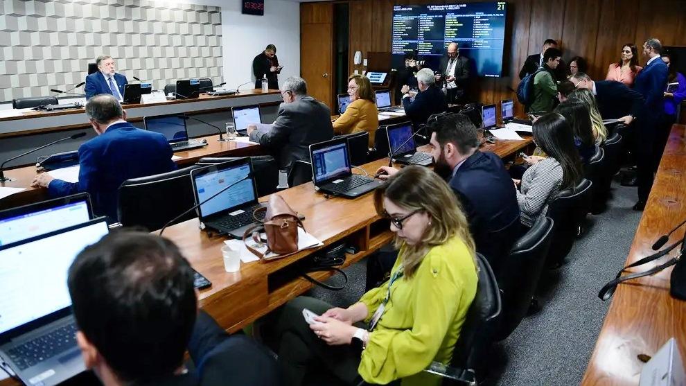 SENADO VAI ANALISAR PROJETO QUE PREVÊ PERDÃO DE DÍVIDAS DE ALUNOS DO FIES