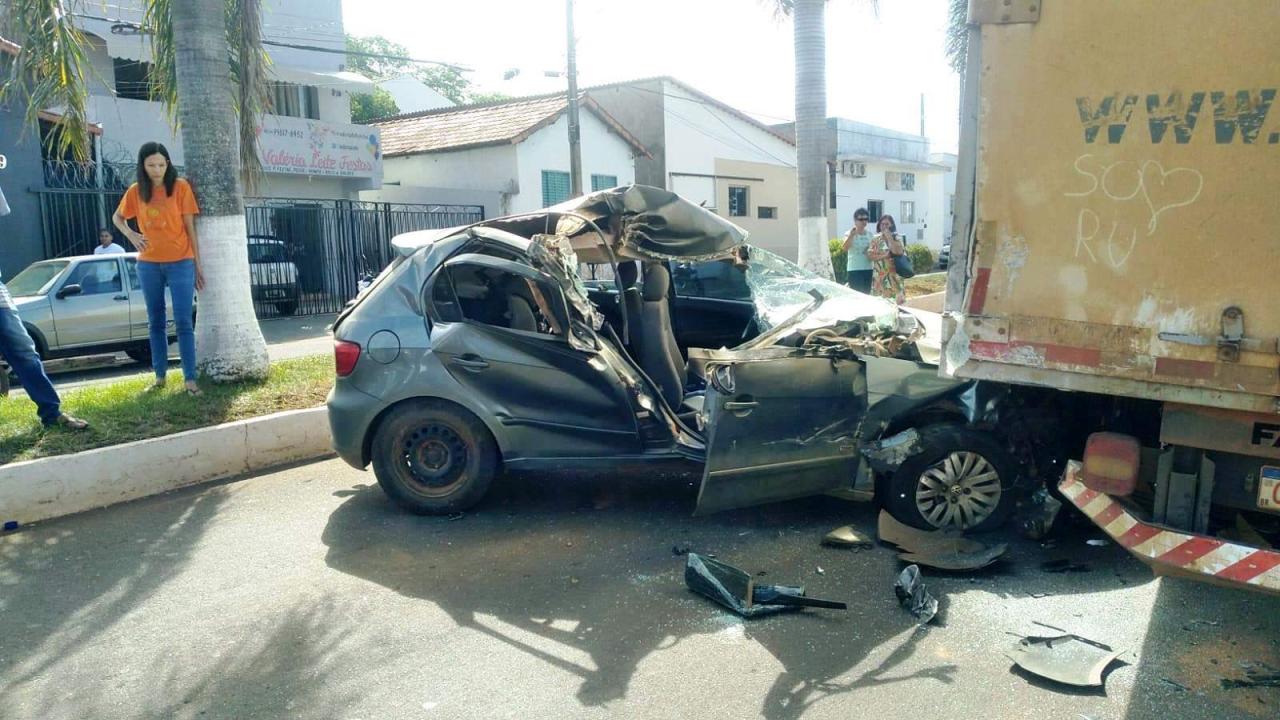 VAZANTE: POLICIAL MILITAR BATE VEÍCULO VIOLENTAMENTE CONTRA CAMINHÃO NA AVENIDA PARACATU