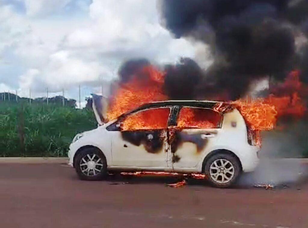 VÍDEO: CARRO TEM PANE ELÉTRICA E PEGA FOGO EM PATOS DE MINAS