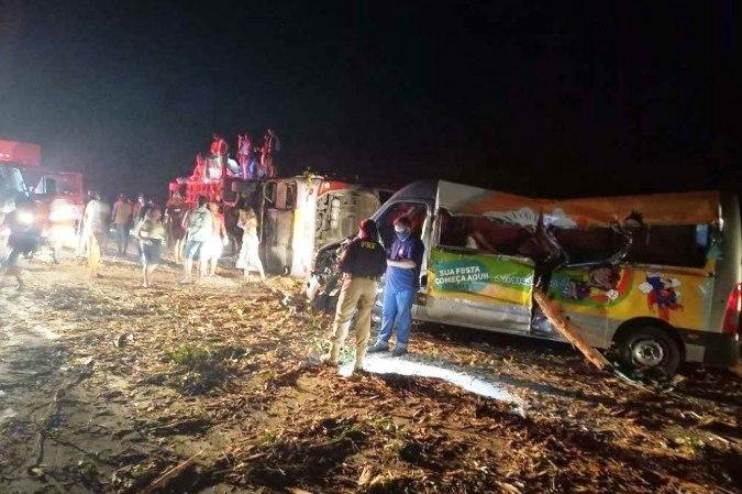 ACIDENTE ENTRE CAMINHÃO E ÔNIBUS DEIXA 24 PESSOAS MORTAS NA BAHIA