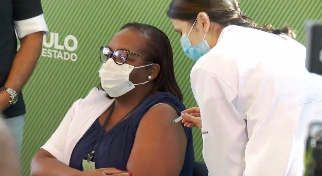 COVID-19: APLICAÇÃO DA PRIMEIRA DOSE DA VACINA NO BRASIL COMPLETA TRÊS ANOS HOJE