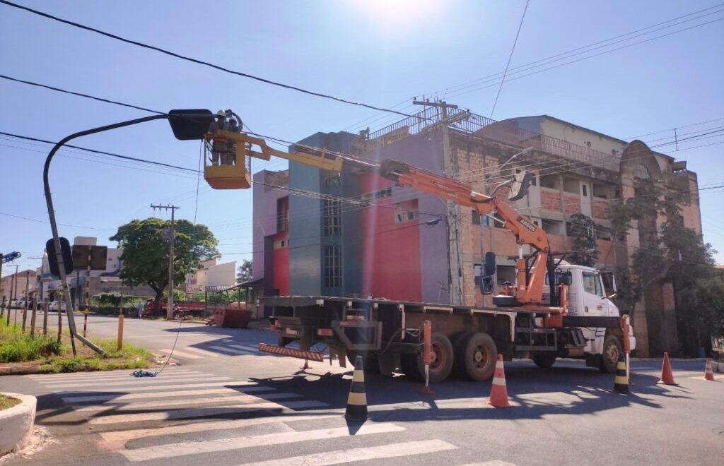 PARCERIA VIABILIZA RECUPERAÇÃO DE SEMÁFOROS ALVOS DE VANDALISMO EM VAZANTE