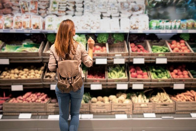 PODER DE COMPRA DOS BRASILEIROS CAIU QUASE PELA METADE EM 10 ANOS