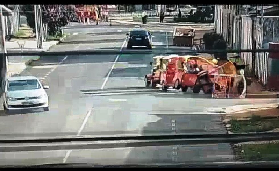 ‘TRENZINHO DA ALEGRIA’ TOMBA E DEIXA PASSAGEIROS FERIDOS EM CARLO DO PARANAÍBA