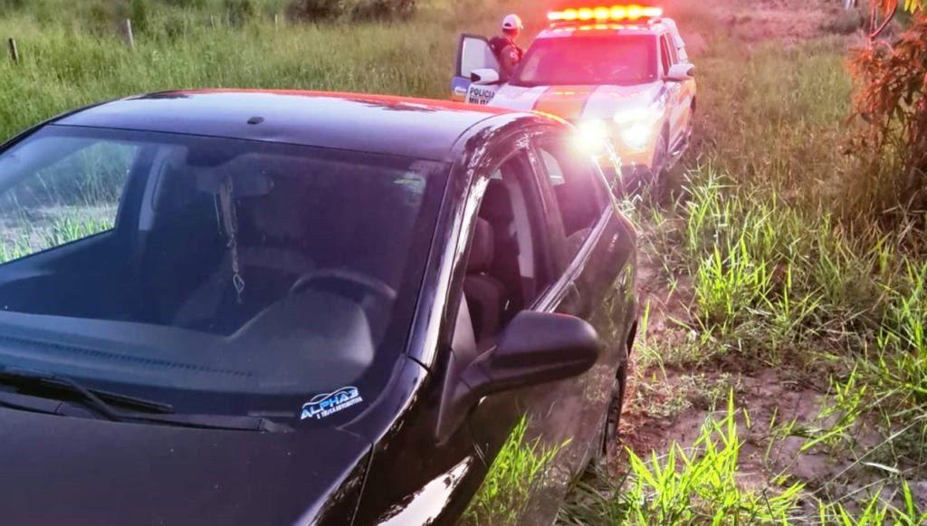 JOVEM PORTANDO COCAÍNA JOGA CARRO CONTRA POLICIAIS E TENTA FUGIR EM ABADIA DOS DOURADOS