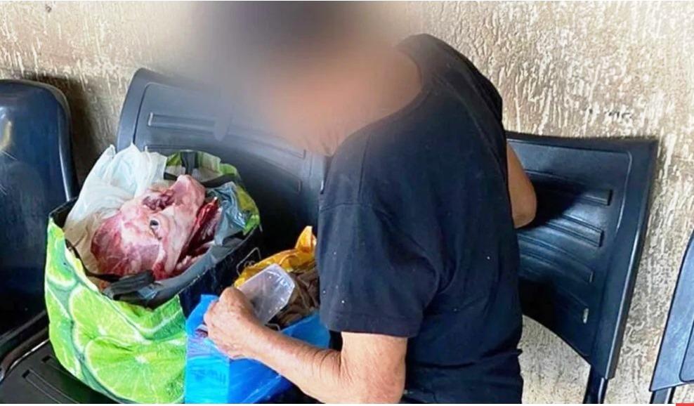 MULHER É FLAGRADA COM CABEÇA DE CACHORRO EM SACOLA NA RODOVIÁRIA DE JOÃO PINHEIRO