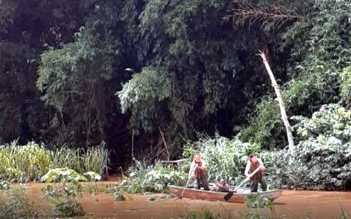 POLÍCIA DO MEIO AMBIENTE DE VAZANTE RESGATA MULHER QUE TEVE CASA INUNDADA NA REGIÃO DA CARRANCA