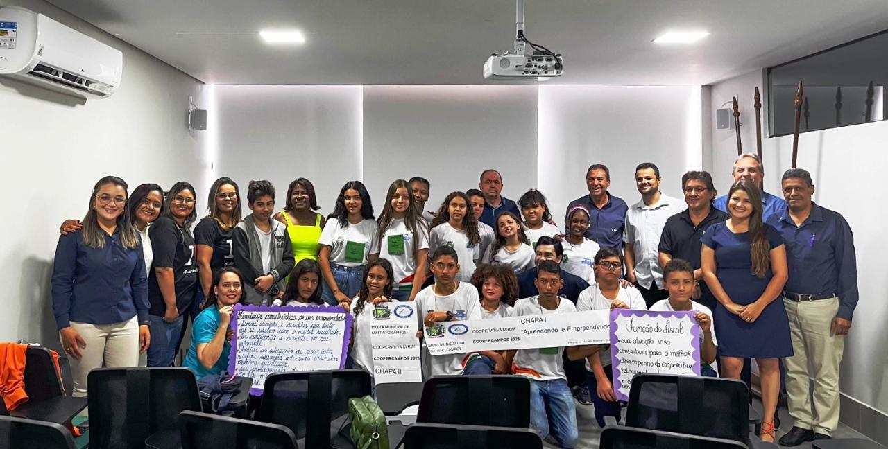 SICOOB CREDIVAZ É DESTAQUE EM REPORTAGEM DE REVISTA DA CENTRAL CREDIMINAS