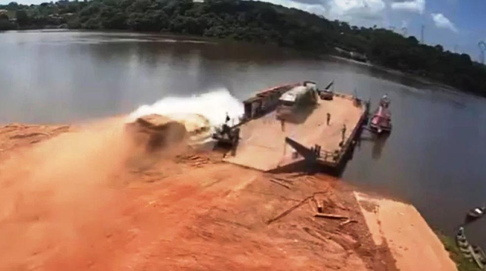 VÍDEO: CARRETA QUE SE PREPARAVA PARA ENTRAR EM BALSA CAI EM RIO NO PARÁ