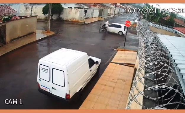 VÍDEO MOSTRA COLISÃO VIOLENTA DE MOTOCICLISTA ADOLESCENTE COM CARRO EM PATOS DE MINAS
