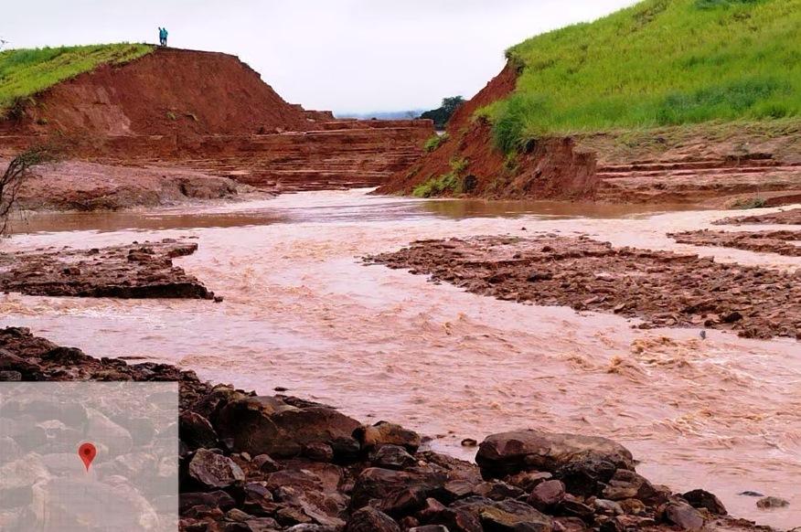 BARRAGEM DE ÁGUA SE ROMPE, DESTRÓI PONTE E MATA PEIXES EM UNAÍ