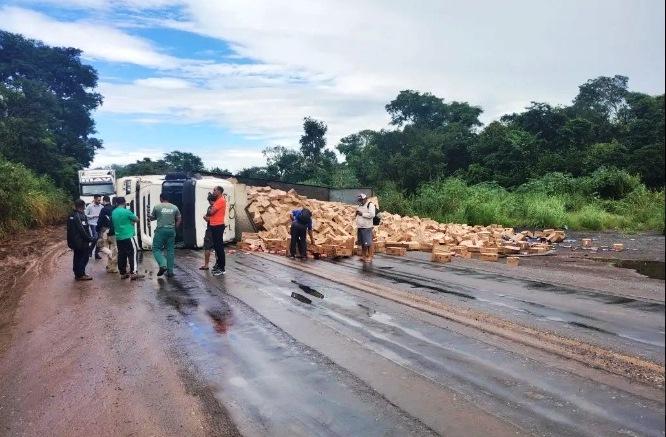CARRETA COM CARGA DE BOLACHAS TOMBA PRÓXIMO AO POSTO DA PRF NA BR-365