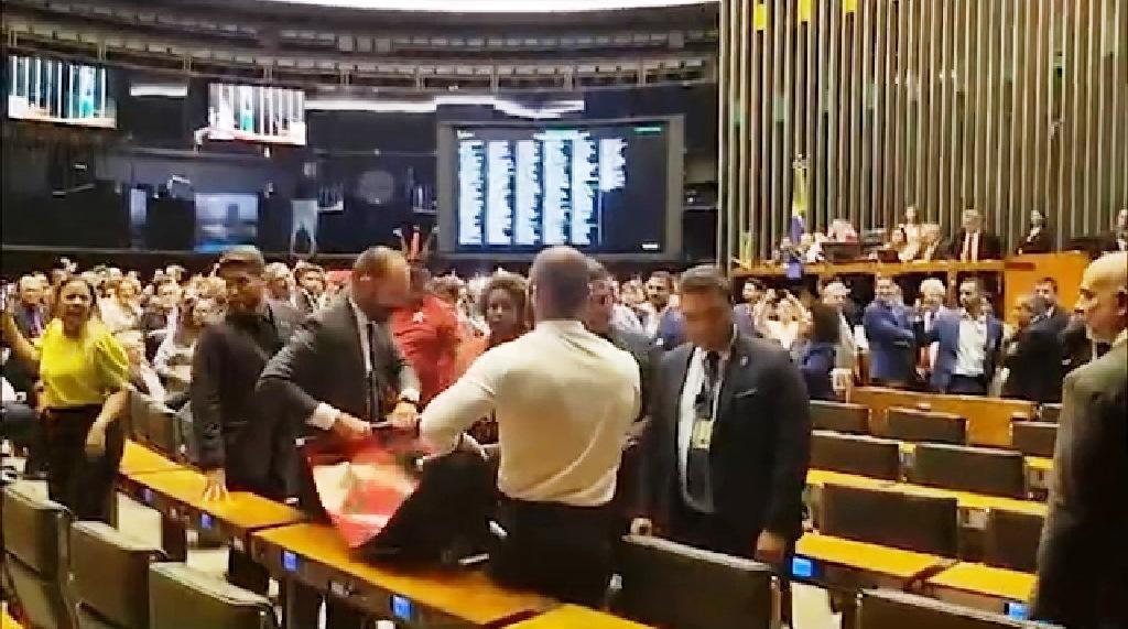 DEPUTADOS BOLSONARISTAS TUMULTUAM SESSÃO SOLENE EM COMEMORAÇÃO AOS 44 ANOS DO PT