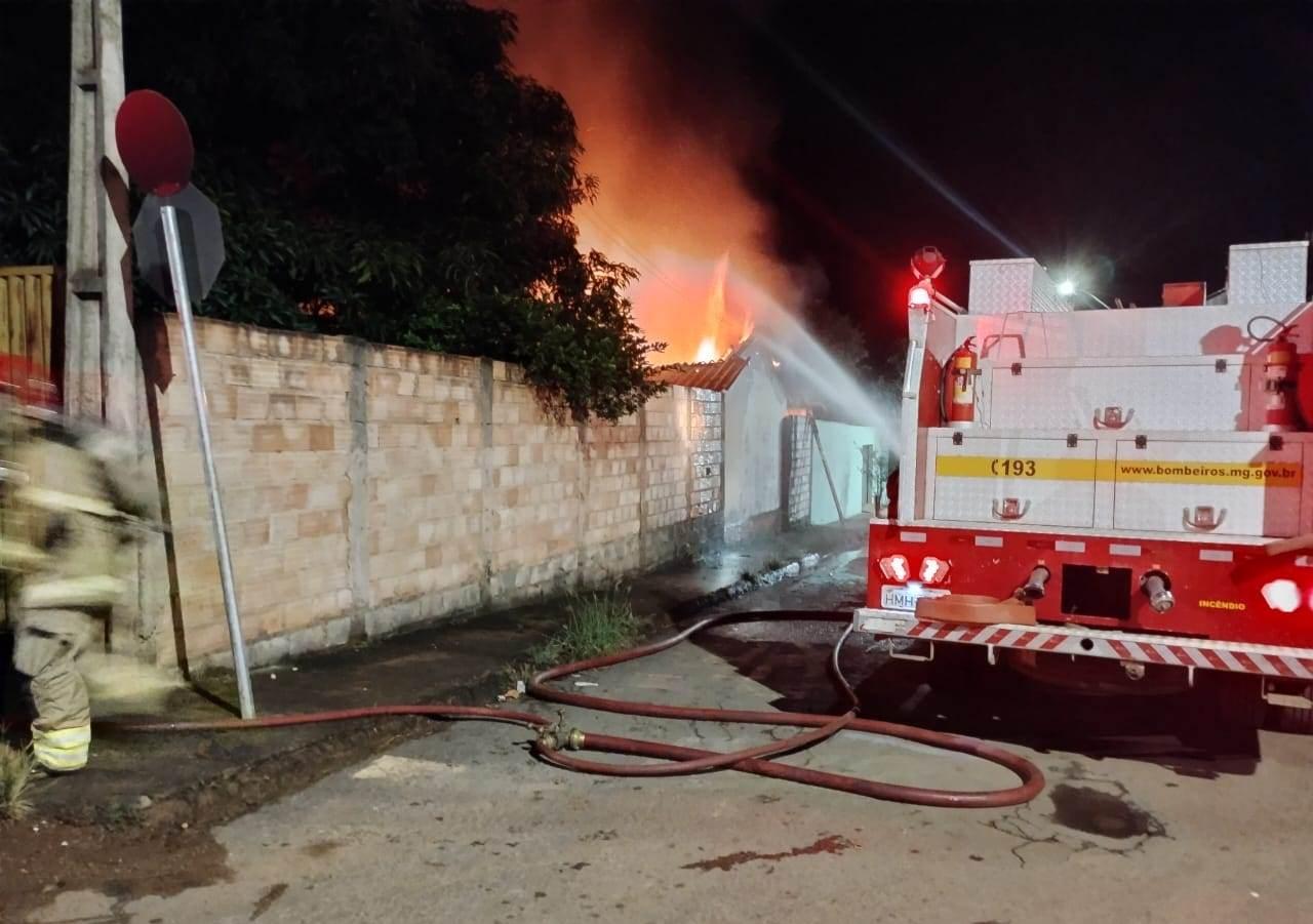 FILHO ATEIA FOGO E DESTRÓI A CASA DA SUA MÃE EM PATOS DE MINAS