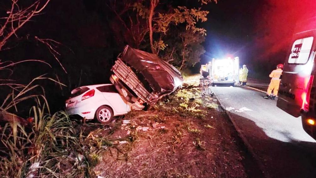 MULHER MORRE E MOTORISTA FICA EM ESTADO GRAVE EM ACIDENTE NA BR-040