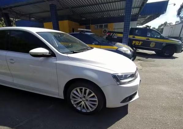 PRF FLAGRA TRÊS ADOLESCENTES VIAJANDO DE CARRO PARA CAMBORIÚ ESCONDIDOS DOS PAIS