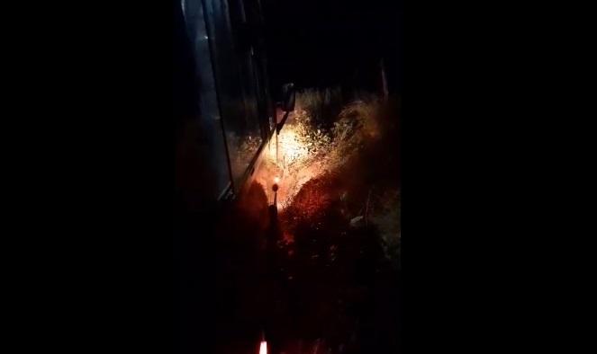 PROFESSORES FICAM PRESOS EM VEÍCULO ESCOLAR APÓS ACIDENTE EM ESTRADA RURAL DE VAZANTE