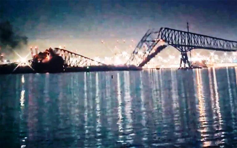 VÍDEO: PESSOAS E VEÍCULOS CAEM EM RIO APÓS NAVIO CARGUEIRO COLIDIR COM PONTE NOS EUA