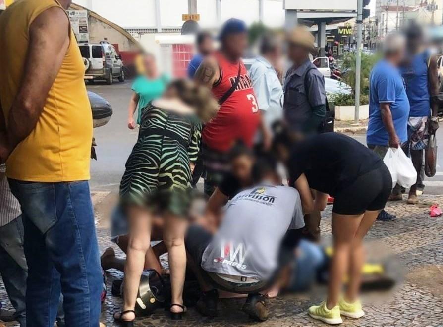 CÂMERA DE SEGURANÇA FLAGRA BATIDA GRAVE ENTRE DUAS MOTOS EM PATOS DE MINAS