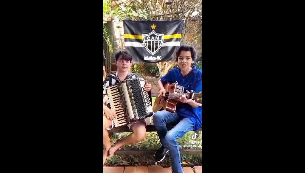 DUPLA ATRAÇÃO NO THE VOICE KIDS VIRALIZA FUNDINDO HINOS DO ATLÉTICO E DO CRUZEIRO
