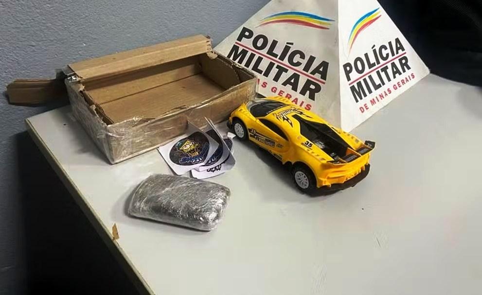 JOVEM RECEBE ENCOMENDA DE DROGA ENVIADA PELOS CORREIOS PARA ESCOLA INFANTIL