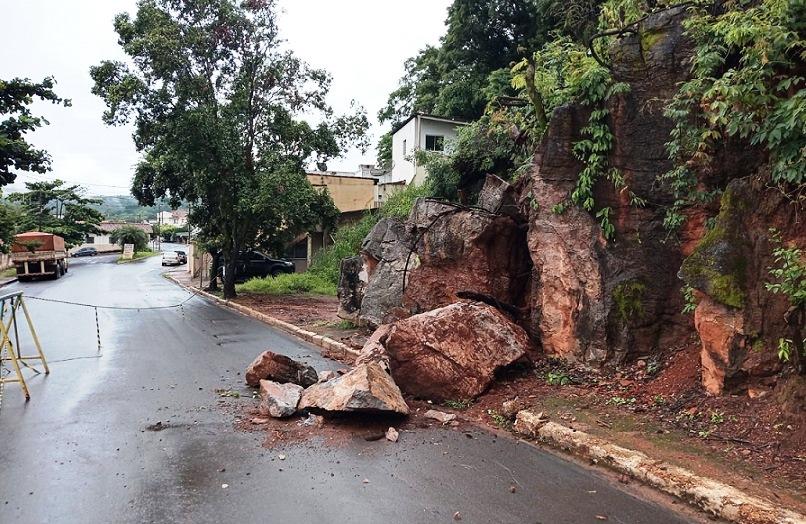 PREFEITURA ISOLA ÁREA DE RISCO PARA ESTACIONAMENTO EM RUA NO CENTRO DE VAZANTE