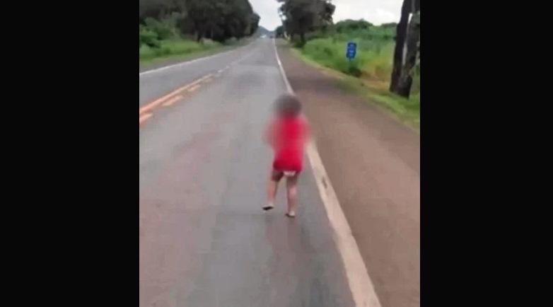 PRF RESGATA CRIANÇA DE FRALDA QUE CAMINHAVA SOZINHA EM RODOVIA DE GOIÁS