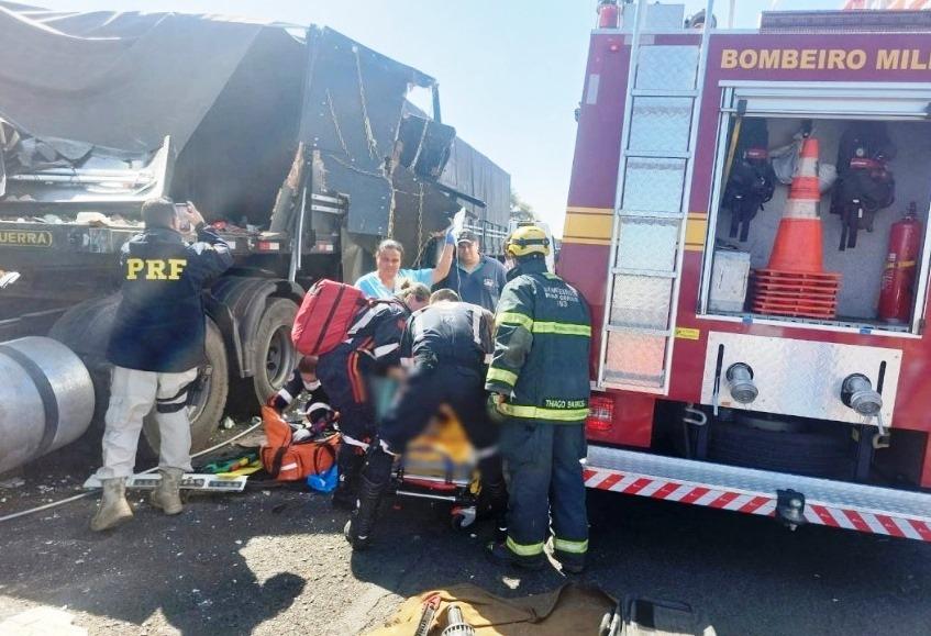 COLISÃO GRAVE ENTRE CAMINHÃO E CARRETA DEIXA FERIDOS NA BR-365